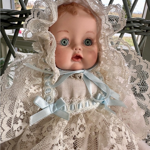 1992 GUNNY, 10 1/2” PORCELAIN DOLL WITH CLOTH BODY. - Picture 4 of 14